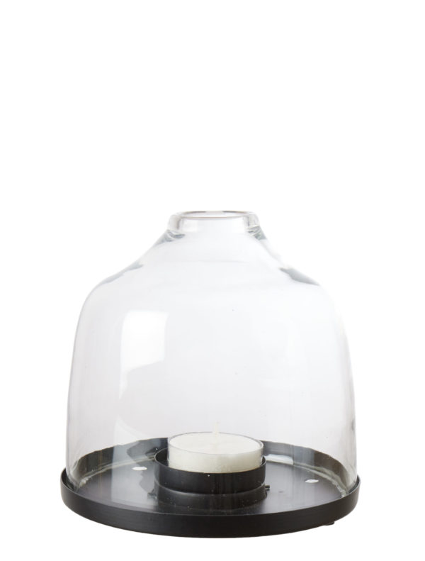 Sklenená lucerna HELEN M s kovovým podnosom na čajové sviečky vnesie do interiéru útulnú atmosféru počas sviatočných dní. Minimalistický dizajn.