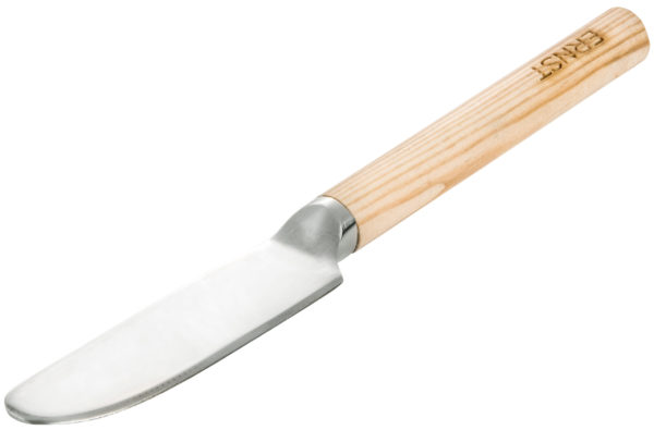 Kovový nôž na maslo s drevenou rúčkou v prírodnom prevedení.