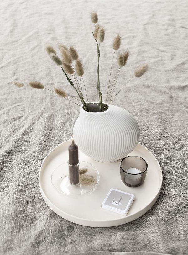 Moderná keramická váza v jednoduchom guľovitom tvare s pištekom v bielej farbe.