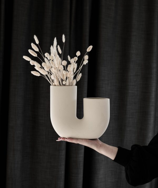 Moderná keramická váza v jednoduchom tvare U v bielej farbe.