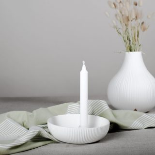 Moderný ručne robený kruhový keramický svietnik v tvare misky s držiakom na sviečku v bielej farbe.