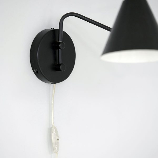 Čierna kovová nástenná lampa s kužeľovým tienidlom a päticou E14 v jednoduchom severskom dizajne.