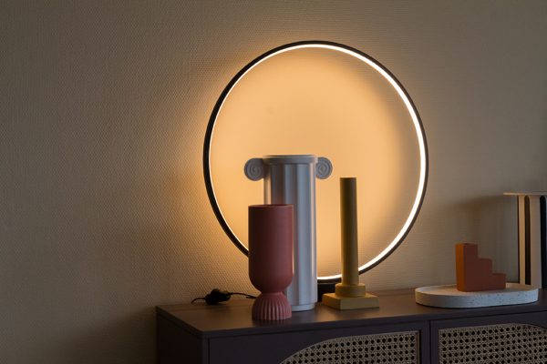 Dizajnová kruhová stolová lampa so svetelným LED pásikom z čierneho hliníka.