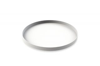 Kruhový kovový podnos z nehrdzavejúcej ocele nastriekaný bielou práškovou farbou v jednoduchom a účelnom dizajne.