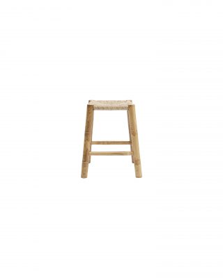 Exotická malá stolička z bambusu na štyroch nôžkach so s vypletaným sedením z morskej trávy.