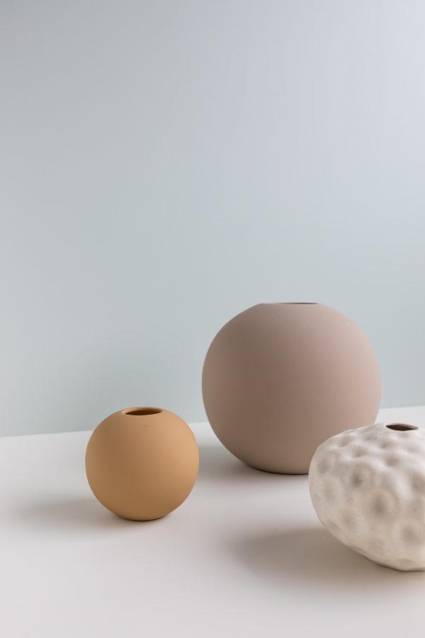 Moderná ručne robená keramická váza v tvare gule o veľkosti 10 cm v orieškovej farbe.