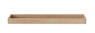 Štíhla, jednoduchá a elegantná polica obdlžníkového tvaru s vyvýšenými okrajmi z dubového dreva, lakovaná, v prírodnej farbe.