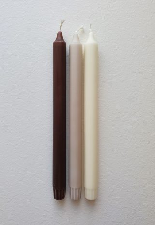 Jediná ekologická sviečka na svete, ktorá spĺňa najvyššie štandardy. Štíhla stearínová sviečka vysoká 28 cm o priemere 2,2 cm.