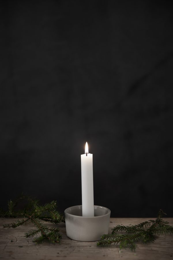 Kameninový svietnik v tvare misky s držiakom sviečky uprostred o priemere 9 cm v bielej farbe.