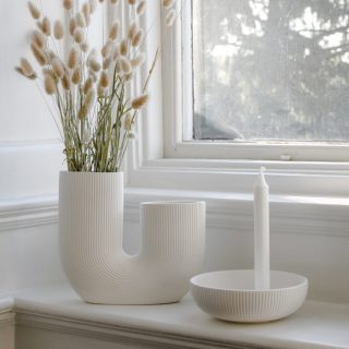 Moderná keramická váza v jednoduchom tvare U v béžovej farbe.