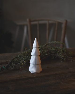 Krásny keramický ihličnatý stromček pre vianočnú atmosféru z keramiky.