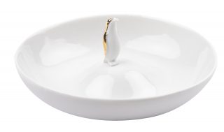 Vianočný biely porcelánový tanier o priemere 14,5 cm s milým tučniačikom uprostred vhodný na servírovanie vianočných dobrôt.