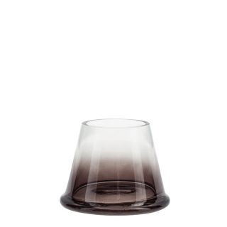 Jednoduchý a dizajnový sklenený svietniček na čajovú sviečku v tvare skoseného kužeľa o priemere 9 cm v priesvitnej hnedej farbe.