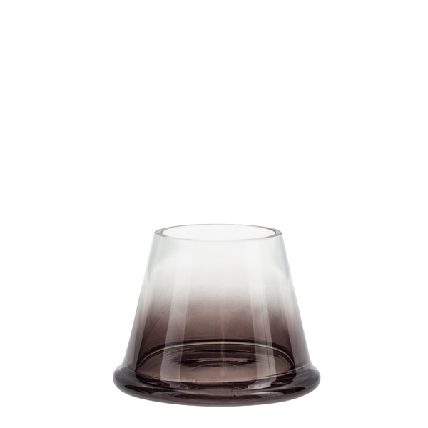 Jednoduchý a dizajnový sklenený svietniček na čajovú sviečku v tvare skoseného kužeľa o priemere 9 cm v priesvitnej hnedej farbe.