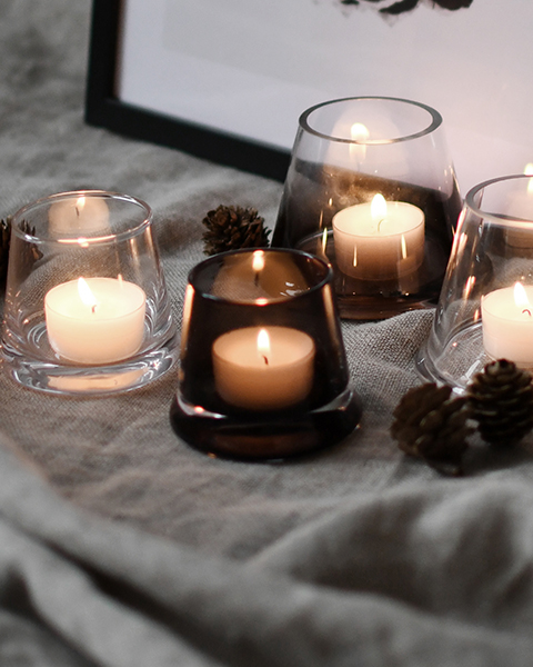 Jednoduchý a dizajnový sklenený svietníček na čajovú sviečku v tvare skoseného valca o priemer 7 cm v priesvitnej hnedej farbe.