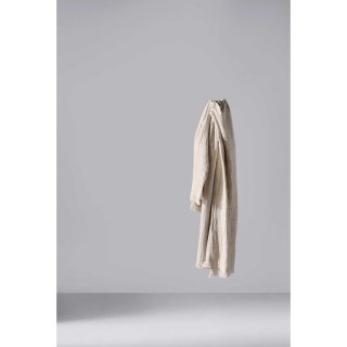 Bavlnená deka HUURRE v prírodnej bledej farbe sa bude ideálne hodiť na váš gauč alebo kreslo v obývačke.