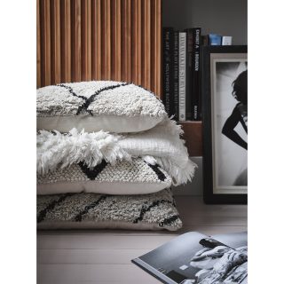 Nádherný kvalitný bavlnený prehoz na posteľ sviežej bielej farby so strapcami.