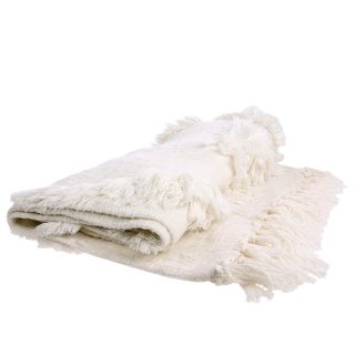 Nádherný kvalitný bavlnený prehoz na posteľ sviežej bielej farby so strapcami.