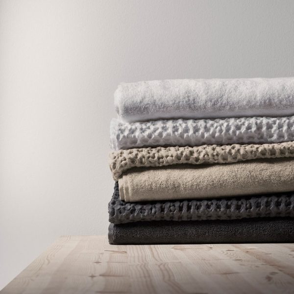 Organický mäkký uterák zo 100% bavlny pieskovej farby bude nádherný v každej kúpelni
