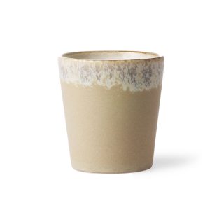 Dizajnový hrnček na kávu z kameniny inšpirovaný 70. rokmi ideálny do škandinávskej kuchyne. Objem 180 ml.