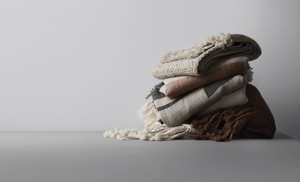 Bavlnená deka HUURRE v prírodnej bledej farbe sa bude ideálne hodiť na váš gauč alebo kreslo v obývačke.