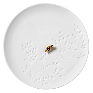 Kvalitný porcelánový tanier so zlatým vtáčikom v bielej farbe