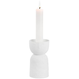 Porcelánový biely svietnik, vhodný na vysoké sviečky, v rozprávkovej podobe sa bude určite hodiť na váš vianočný stôl