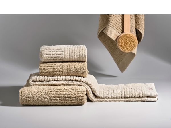 100% bavlnený a extra savý uterák o veľkosti 70x50 cm v príjemnej krémovej farbe.
