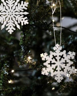 Krásna drevená vločka, ktorú si viete na Vianoce zavesiť na váš stromček