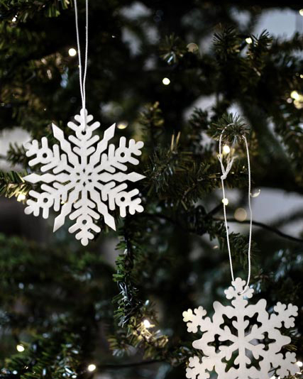 Krásna drevená vločka, ktorú si viete na Vianoce zavesiť na váš stromček