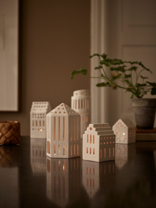 Nádherný keramický svietnik v podobe mini domčeka v bielej farbe.