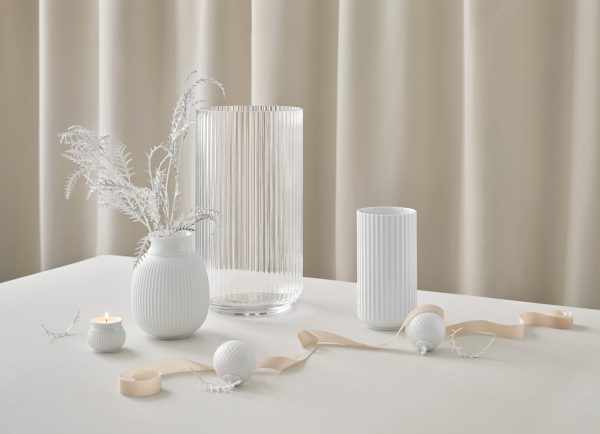 Biela porcelánová váza vo forme valca vysoká 15,5 cm s vrúbkovaným povrchom.