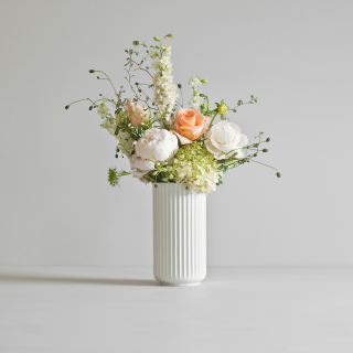 Biela porcelánová váza vo forme valca vysoká 20,5 cm s vrúbkovaným povrchom.