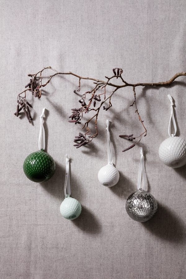 Vianočná guľa RHOMBE White 5, sada 2 ks je ideálna na vianočné zdobenie, či už stromčeka alebo ako dekorácia darčekov pod vianočný stromček.