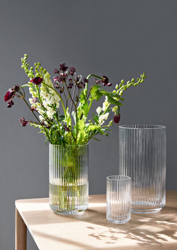 Krásna číra sklenená váza vhodná na lúčne kvety