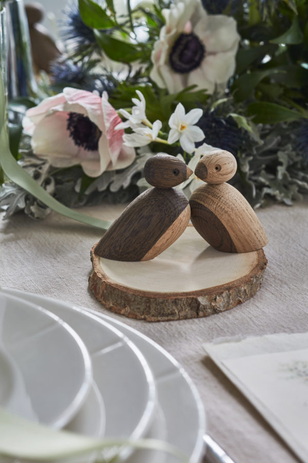 Sada 2 ks drevených dizajnových vrabcov z moreného a prírodného dubu z dielne dizajnéra Kay Bojesen vysokých 5,5 cm.