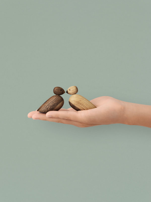 Sada 2 ks drevených dizajnových vrabcov z moreného a prírodného dubu z dielne dizajnéra Kay Bojesen vysokých 5,5 cm.
