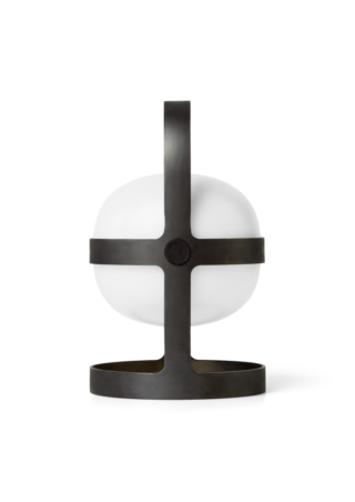 Dizajnová lampa v tvarej bielej gule z plastu s čiernym kovovým rámom a držiakom.