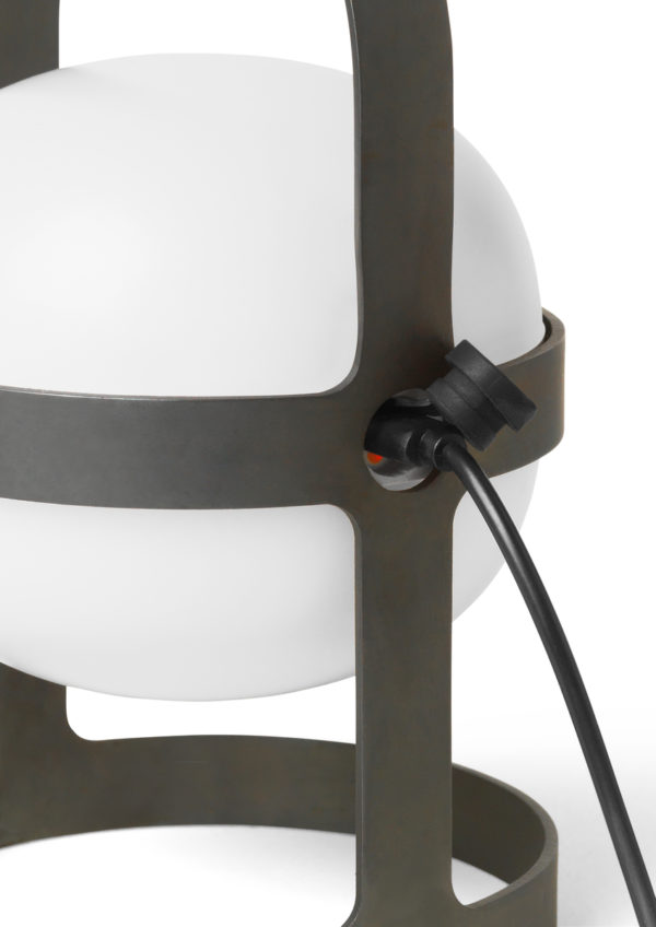 Dizajnová lampa v tvarej bielej gule z plastu s čiernym kovovým rámom a držiakom.