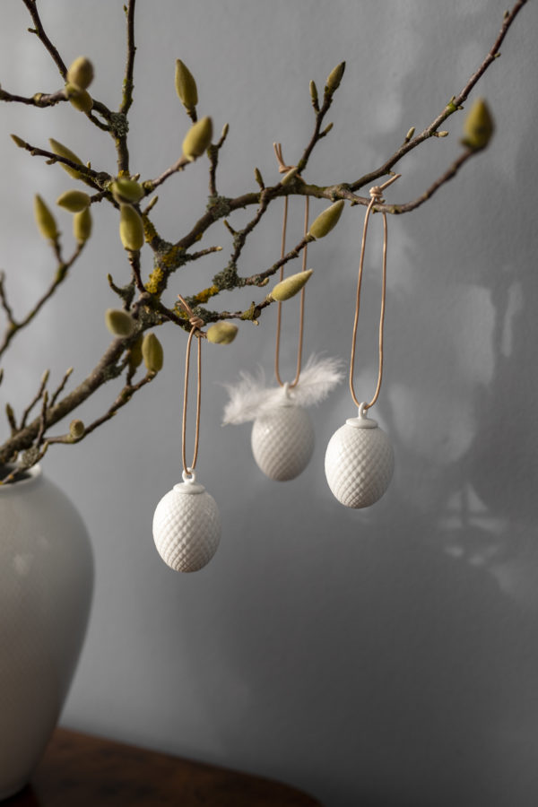 Dizajnové porcelánové závesné vajce bielej farby dlhé 7,5 cm s priemerom 4,5 cm.