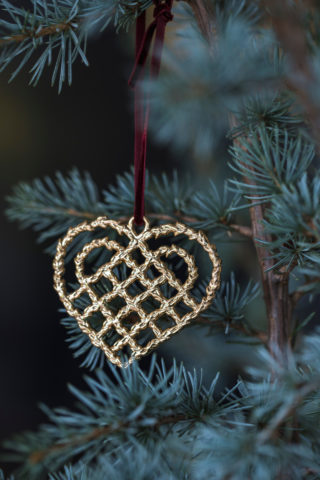 Zlatá závesná vianočná ozdoba v tvare srdca ideálna na dozdobenie adventného venca alebo vianočného stromčeka.