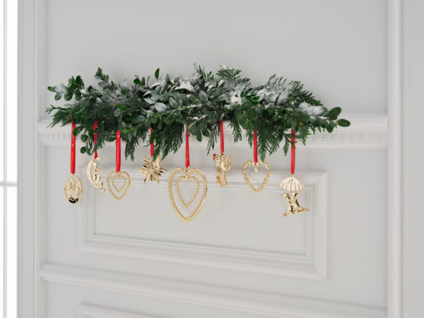 Zlatá závesná vianočná ozdoba v tvare srdca ozdobeného listami ideálna na dozdobenie adventného venca alebo vianočného stromčeka.