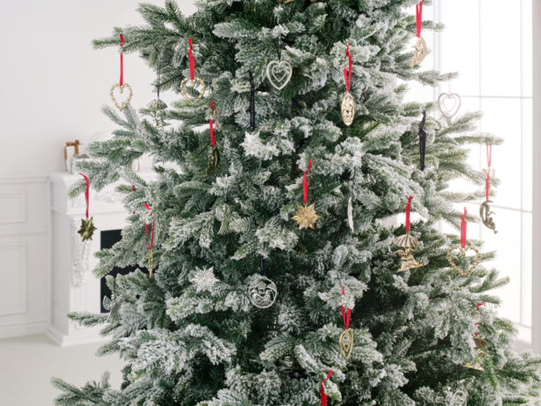 Zlatá závesná vianočná ozdoba v tvare srdca ozdobeného listami ideálna na dozdobenie adventného venca alebo vianočného stromčeka.