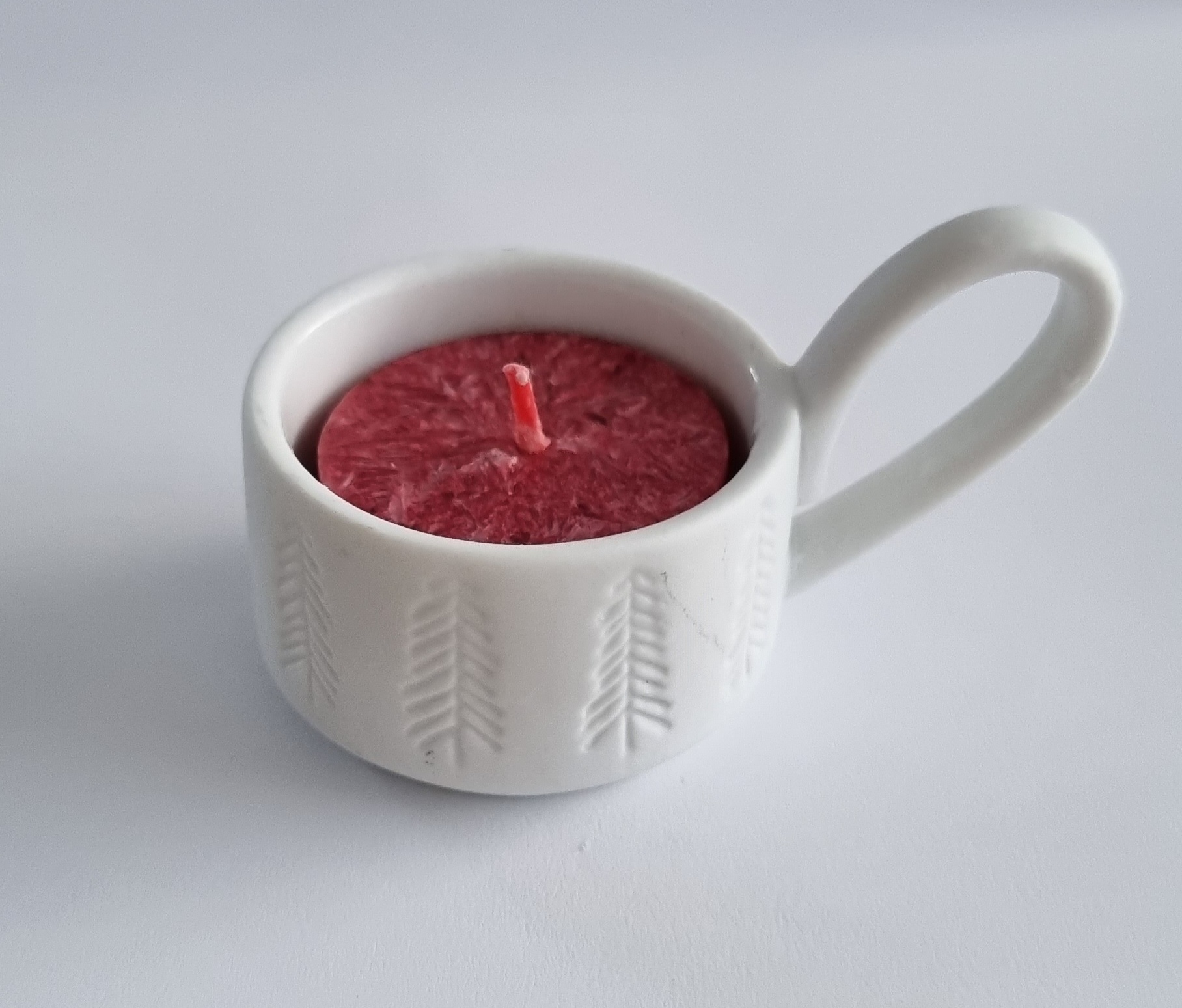 Bezodpadová čajová sviečka RED WINE má krásnu štruktúru a je vyrobená zo 100% stearínu, ktorého horenie je zdravšie v porovnaní s parafínom.