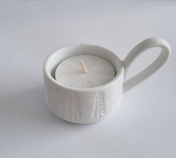 Bezodpadová čajová sviečka má krásnu štruktúru v podobe kryštálikov a je vyrobená zo 100% stearínu, ktorého horenie je zdravšie v porovnaní s parafínom.