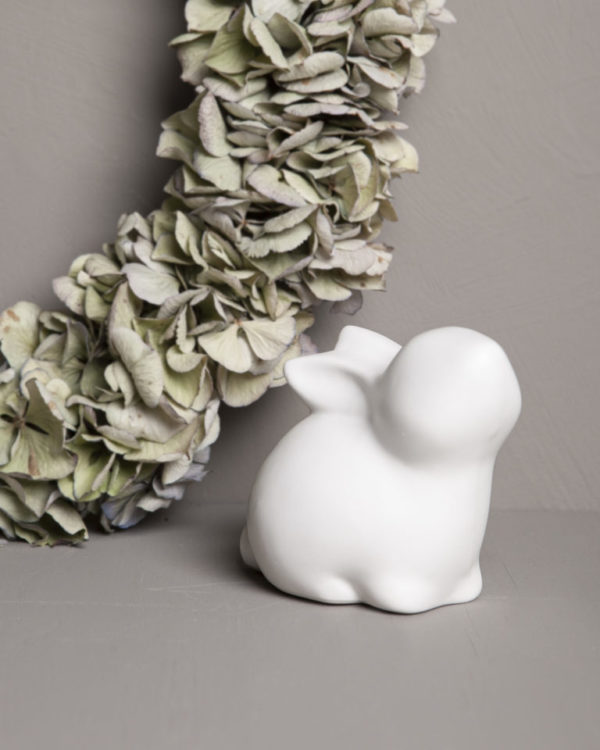 Biely keramický zajačik o rozmere 9 x 6 x 8 cm vhodný pre veľkonočné dekorácie.