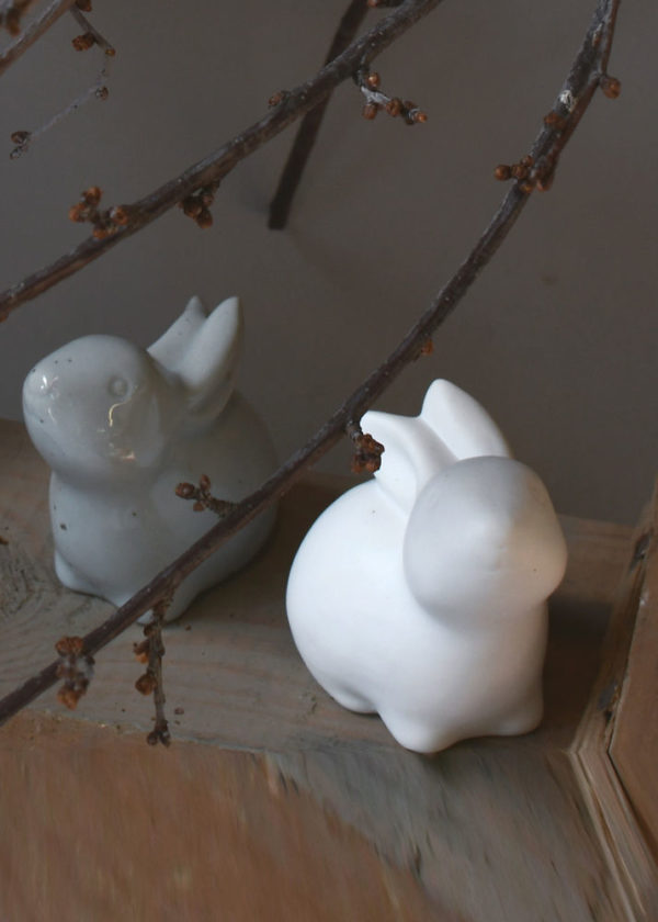 Biely keramický zajačik o rozmere 9 x 6 x 8 cm vhodný pre veľkonočné dekorácie.