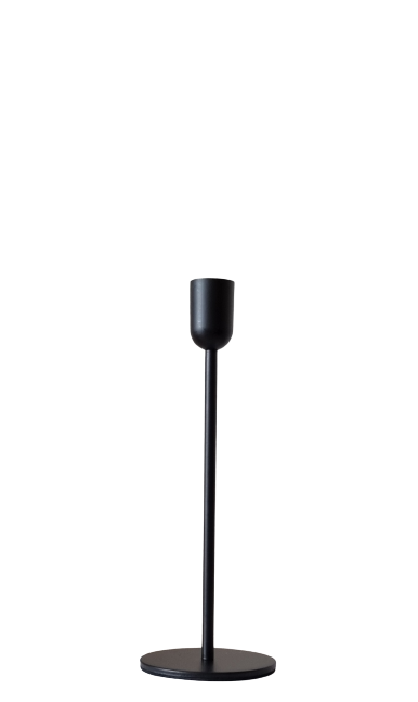 Jednoduchý čierny kovový svietnik na nôžke s podstavcom vysoký 22 cm s držiakom na sviečku o priemere o 8 cm.