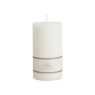 Jednoduchá stearínová sviečka v tvare valca o priemere 8 cm a výške 15 cm.