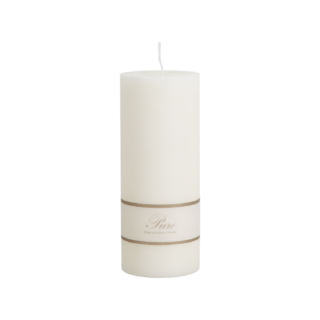 Jednoduchá stearínová sviečka v tvare valca o priemere 8 cm a výške 20 cm.